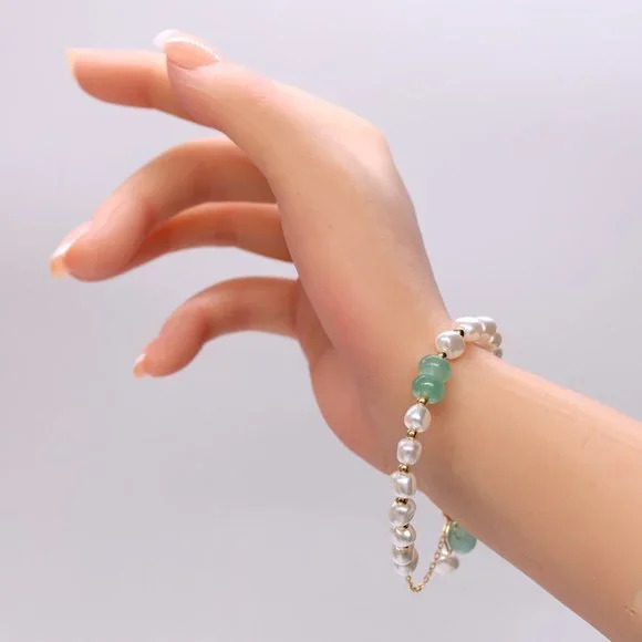 Beaded Pearl bracelet with toggle lock. - Picture 2 of 4